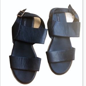 🖤🖤🖤Black strap sandals.